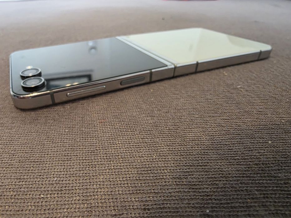 Telefon Komórkowy Samsung Galaxy Z Flip 5 (USZKODZONY)