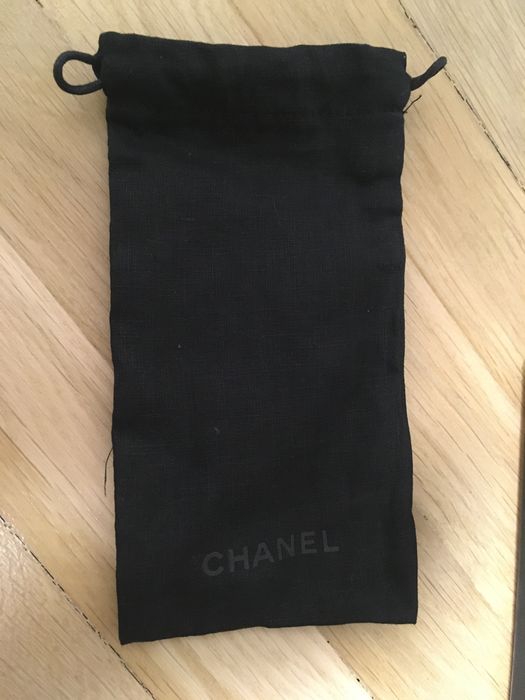 pudełko i woreczek na okulary Chanel czarne