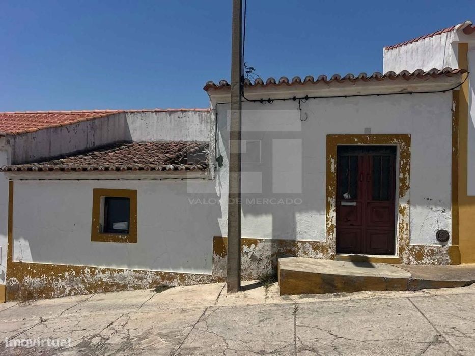 Moradia térrea de tipologia T1. Dispõe de logradouro a tardoz