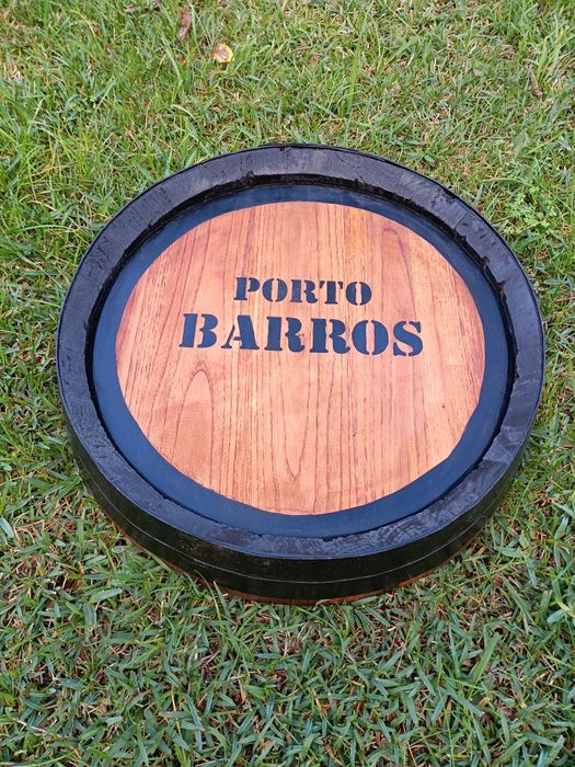 Topo de barril "PORTO BARROS" em madeira de carvalho com aros metálicos
Medidas: 50/10cm topo 
Exemplar estado de conservação
