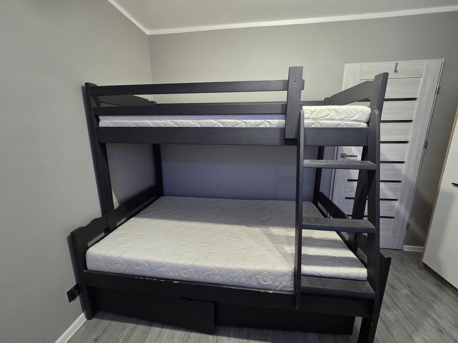 Masywne łóżko piętrowe 3-osobowe