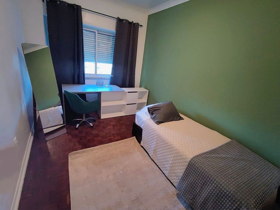 Quarto mobilado em apartamento no centro de Almada– Despesas Incluídas