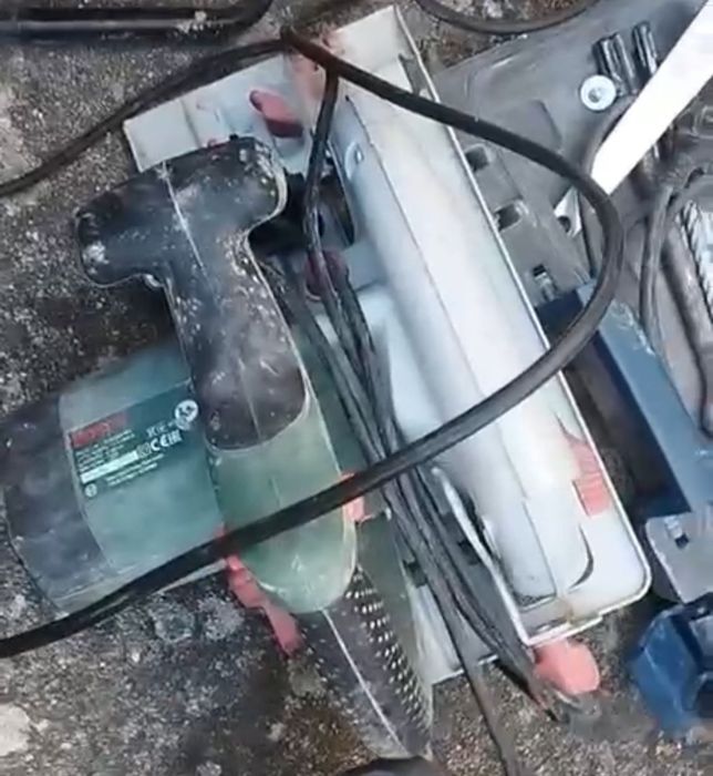 Carrinha com material de construção para despachar