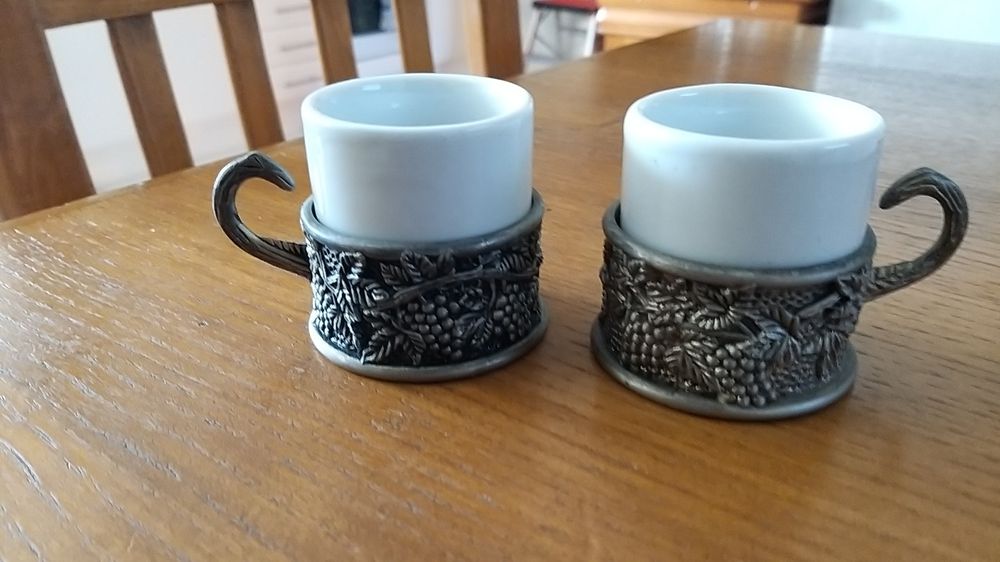 Vendo duas chávenas de café,com suporte em estanho trabalhado,