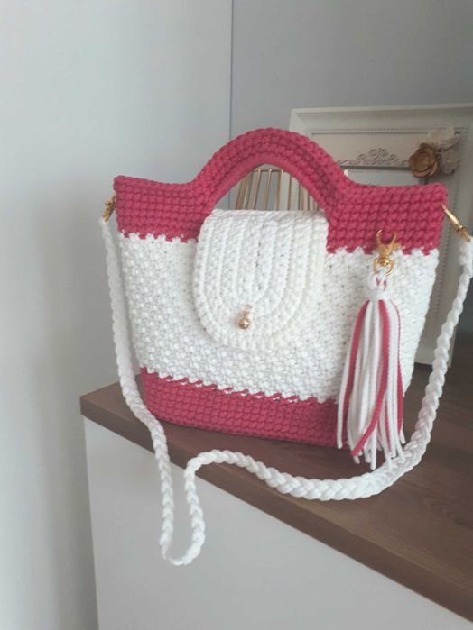Torebka handmade ze sznurka poliestrowego.