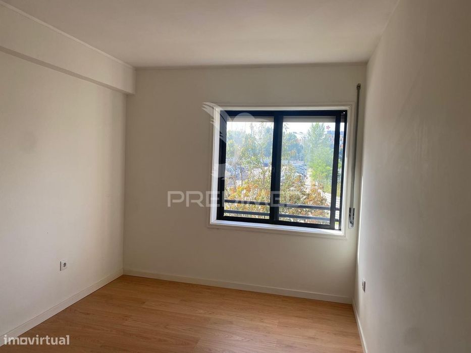 Arrenda-se T2 remodelado com garagem em Montes Burgos