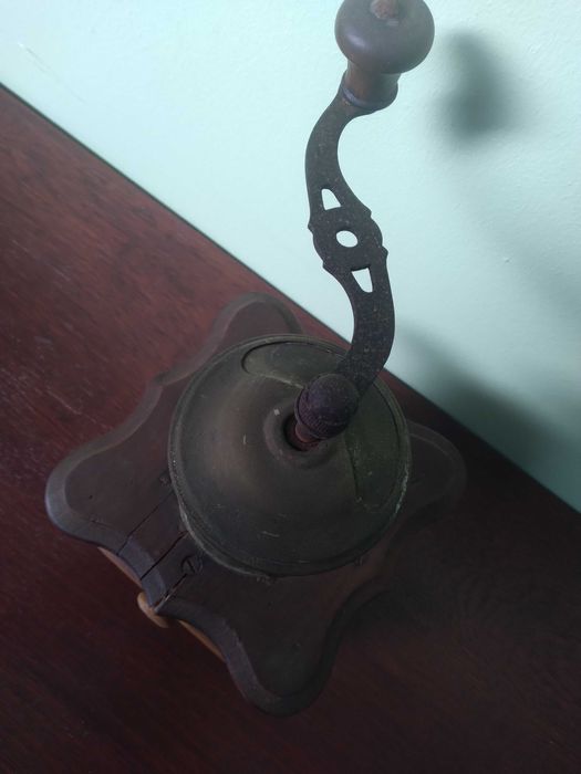 Antyczny Mlynek do kawy H,T, Armin