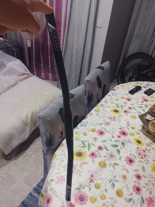 Guiador em carbono