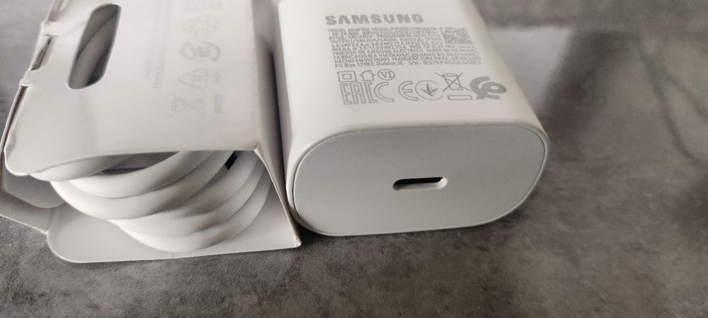 Kompaktowa, szybka ładowarka do telefonów Samsung, kabel 1m.
