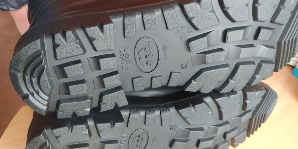 Sprzedam buty zimowe  45+gratis