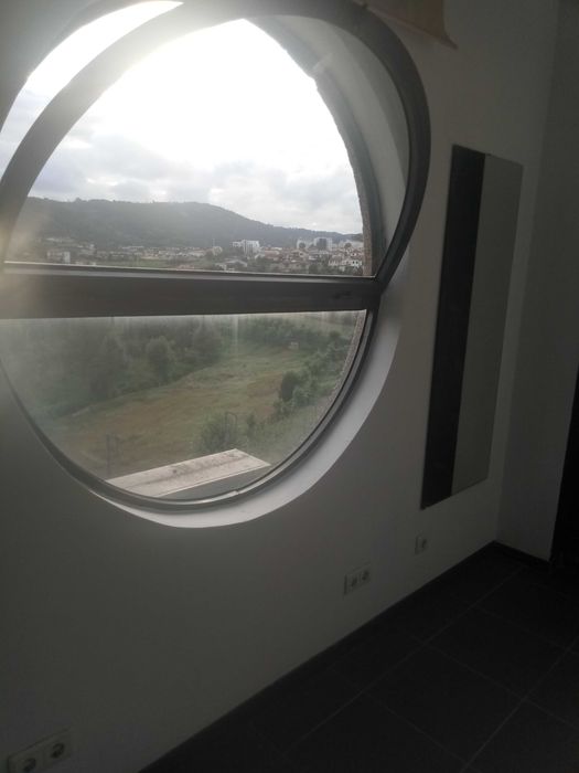 Alugo loja no Edificio Cristal Center em Amarante.Espaco com 43m,no piso2 com wc e despensa.