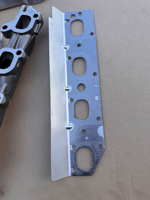 Kolektor Wydechowy Prawy Doga RAM 1500 DT 2019- 5.7 V8 HEMI 68591572AC