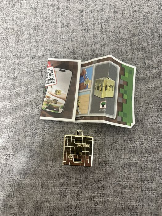 Золотий куб з киндера маинкрафт