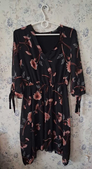Elegancka asymetryczna czarna sukienka w kwiaty