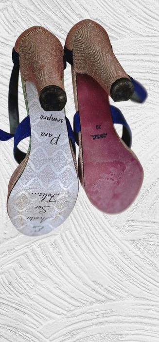 sandalias com salto alto compensado