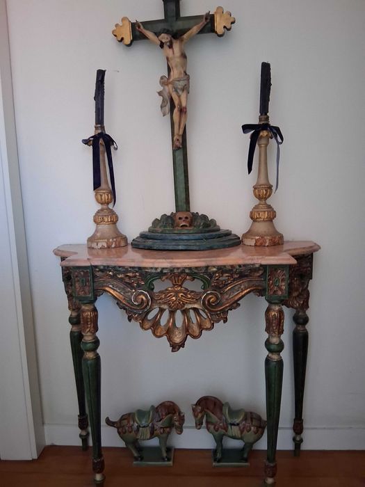 Crucifixo de capela de Família desde o Século XVII sobre credência lacada com espelho e castiçais da mesma época a precisar de um peqyeno restauro.