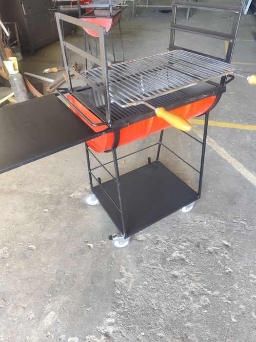 Grelhador em barril novo com rodas