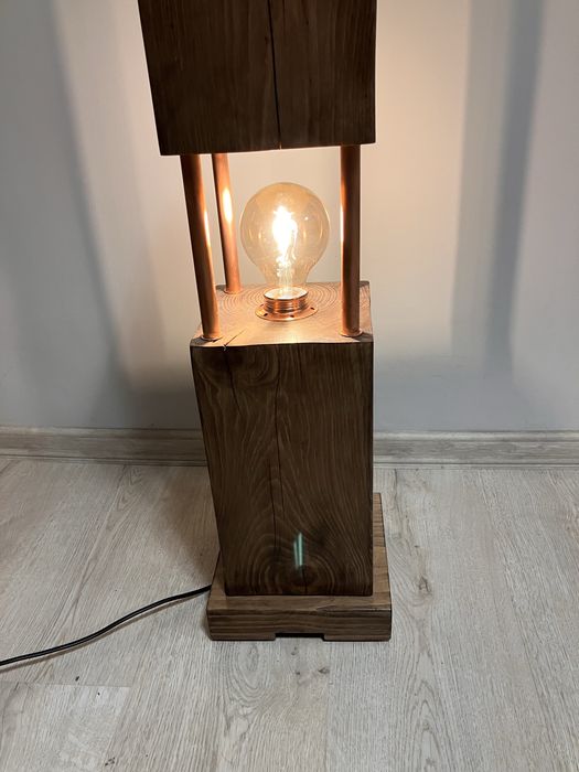 Lampa  z drewna stojąca