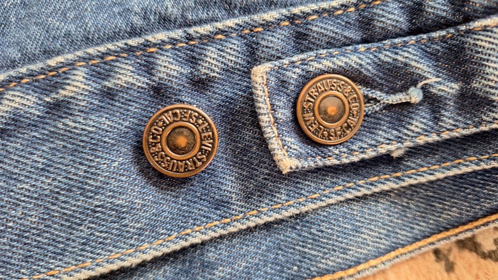 джинсовая куртка Levi's.