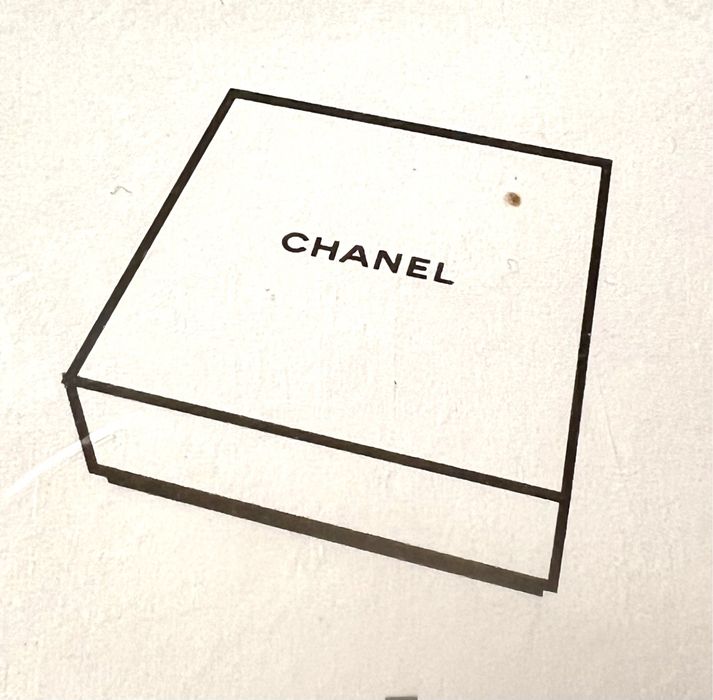 Caixa em papel da Chanel