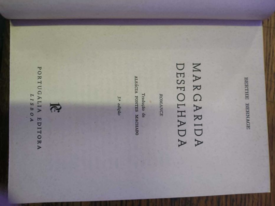 livro é o romance "Margarida Desfolhada" de Berthe Bernage