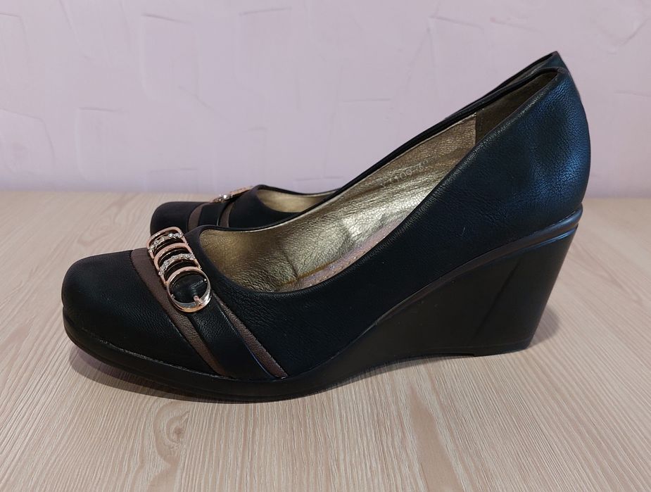 Туфлі на танкетці