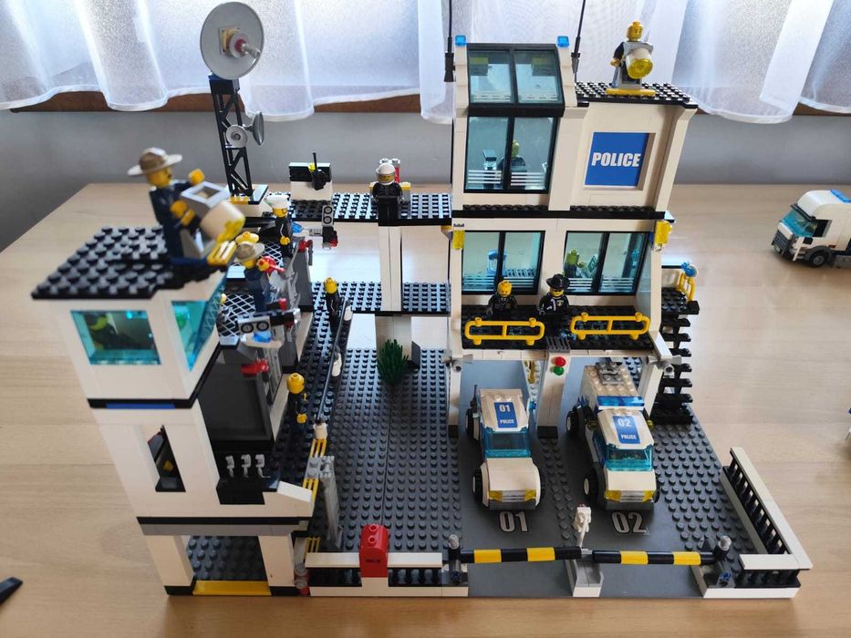 LEGO 7744 Komisariat policji, 953 klocki, 8 minifigów, 2008 rok