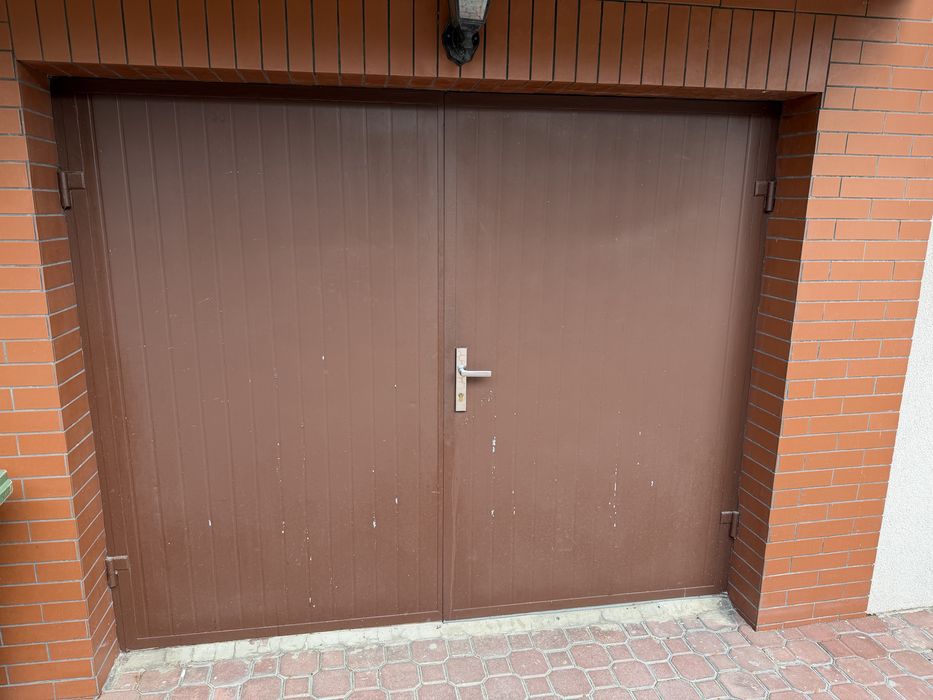 Drzwi garazowe do domontarzu