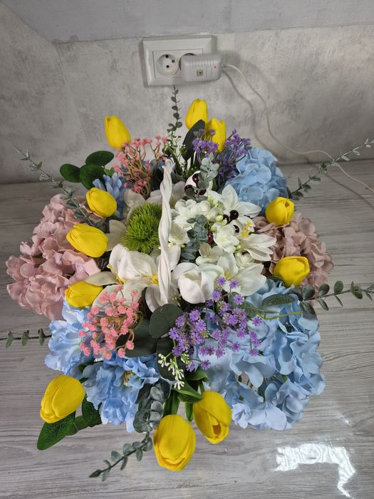 Композиція зі штучних квітів на кладовище корзина