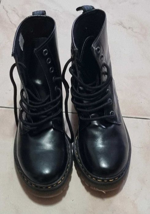 Botas envernizadas