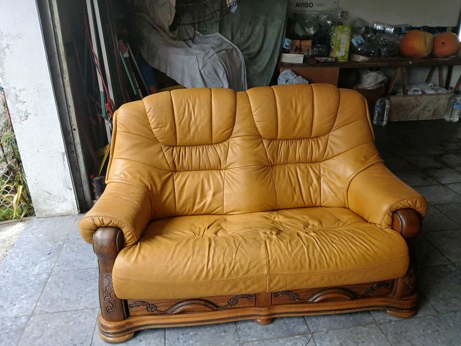 Vendo Conjunto de Sofás Antigos em Couro c/ Estrutura em Madeira