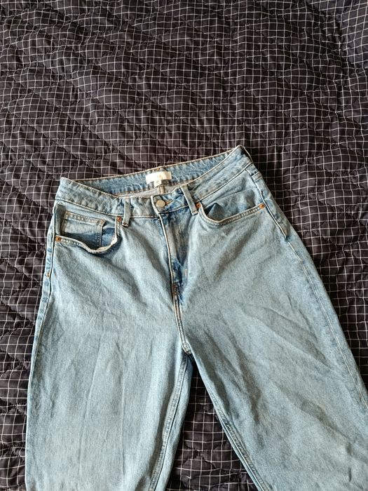 niebieskie spodnie dżinsy jeans