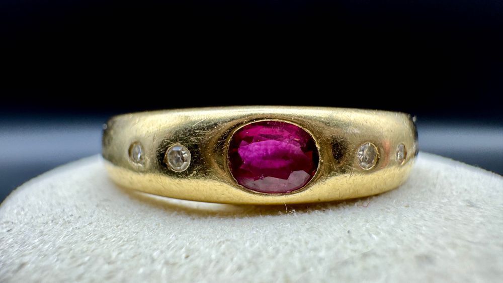 Złoty pierścionek z rubinem i 4 diamentami z certyfikatem 2,83g, 18ct