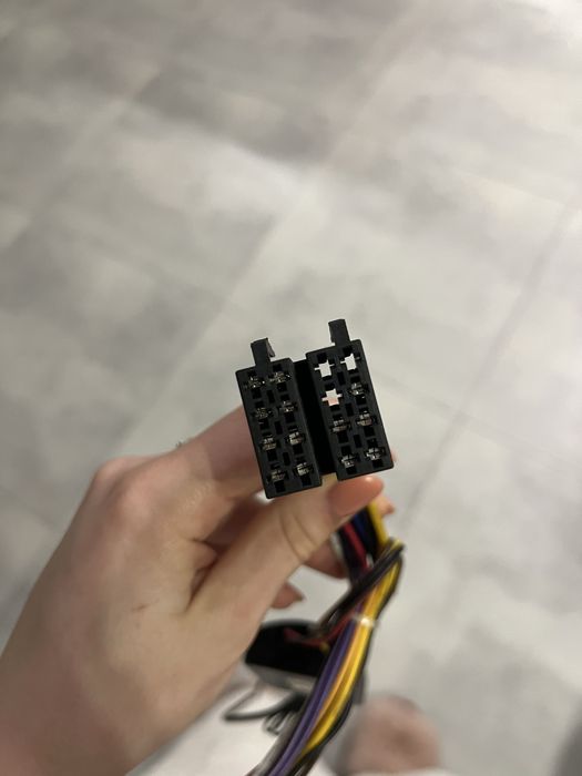 Автомобільний перехідник для магнітоли