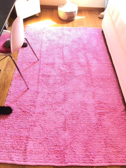 Vendo tapete em tons de rosa suave