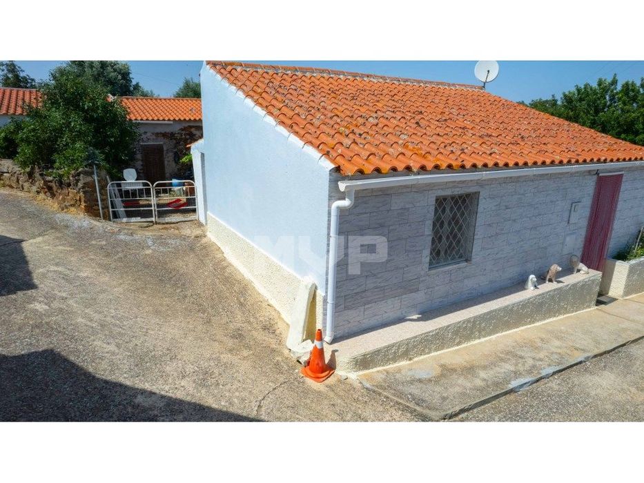 Moradia T2 com terreno em Martim Longo