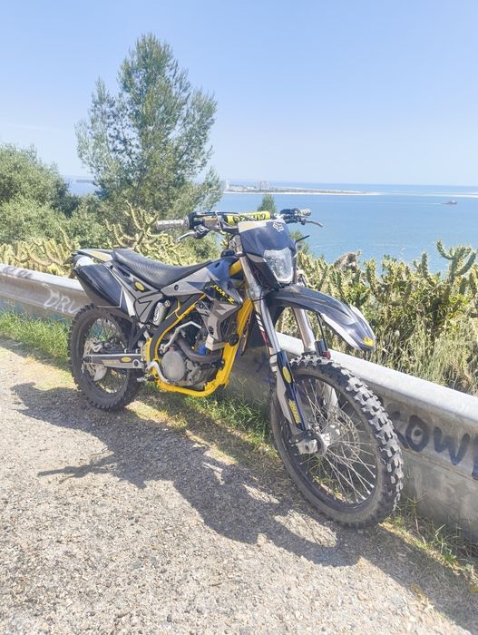 Suzuki rmz 250 matriculada com luzes troco por n-max ou x-max  ou parecido