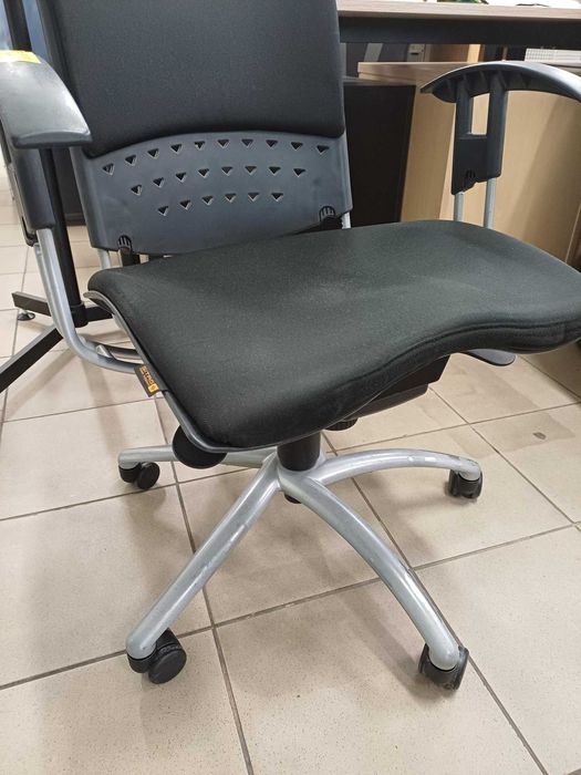 czarne krzesła biurowe Sitag