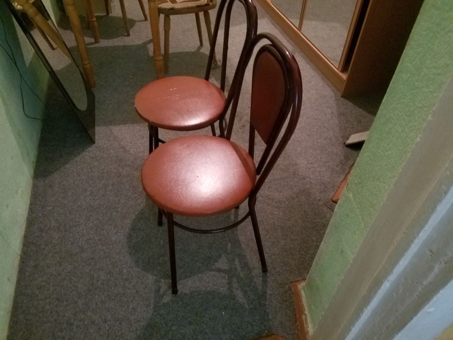 Продам стол и 2 стула.