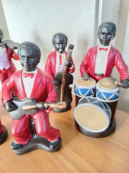 Banda de 6 músicos fatos vermelhos sem autor conhecido