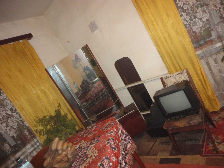 окрема кімната в оренду 20кв.м та гараж 25кв. м. в селі в будинку.