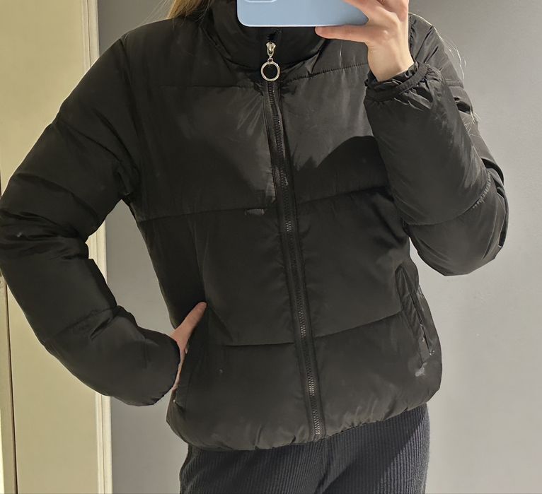 Продам курточку чорну