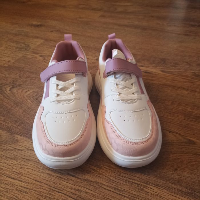 Кросівки жіночі  нові