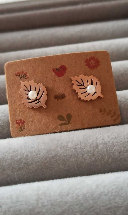 Złote kolczyki, stal chirurgiczna