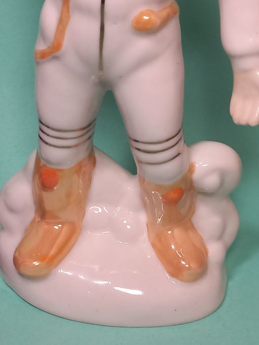 Статуэтка фарфоровая.