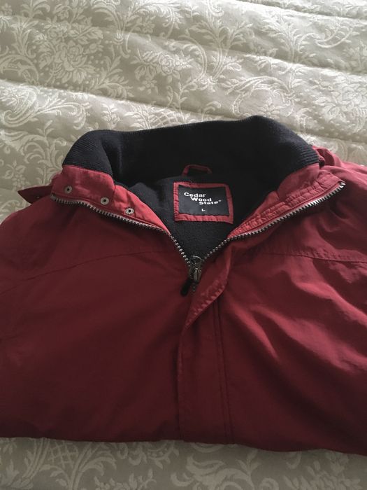 Parka impermeavel, vermelha, quentinha e em bom estado.