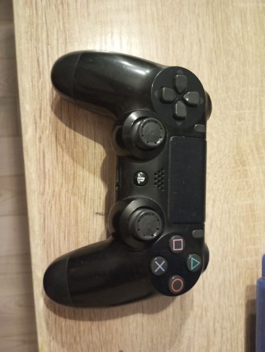 PlayStation 4 с 16 играми