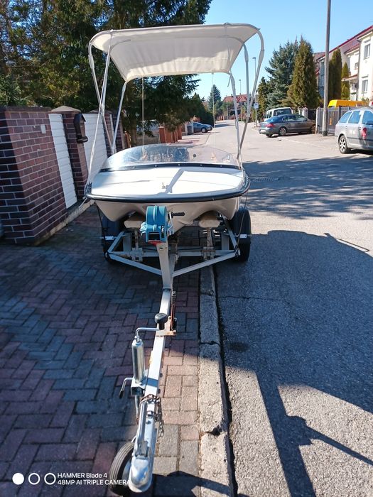 Łódź motorowa z zadaszeniem