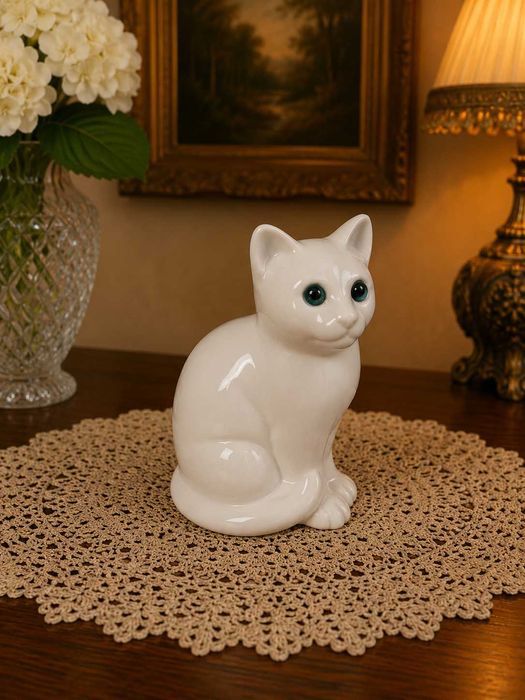 Gato Branco Sentado – Estatueta em Cerâmica Decorativa