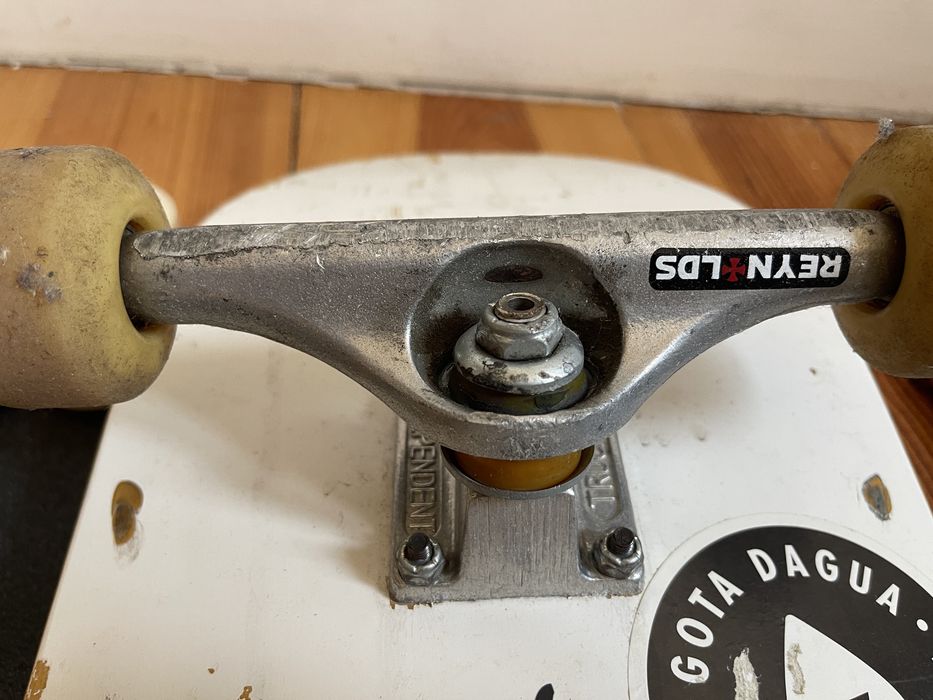 Reynolds Trucks Skateboard Bundle + Extra Deck + 2 Grip Tapes + Set of new wheels – €60 Fixed